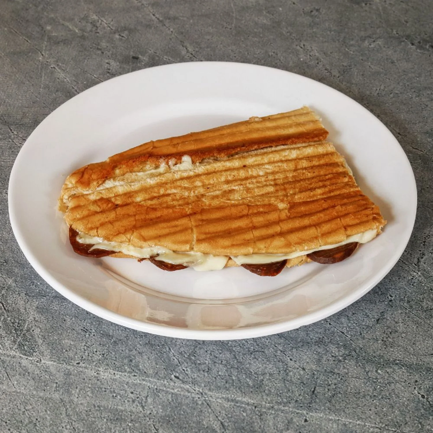 YUMURTALI TOST ( Yarım ekmek arasına; kasap dana sucuk, yumurta, domates salçası