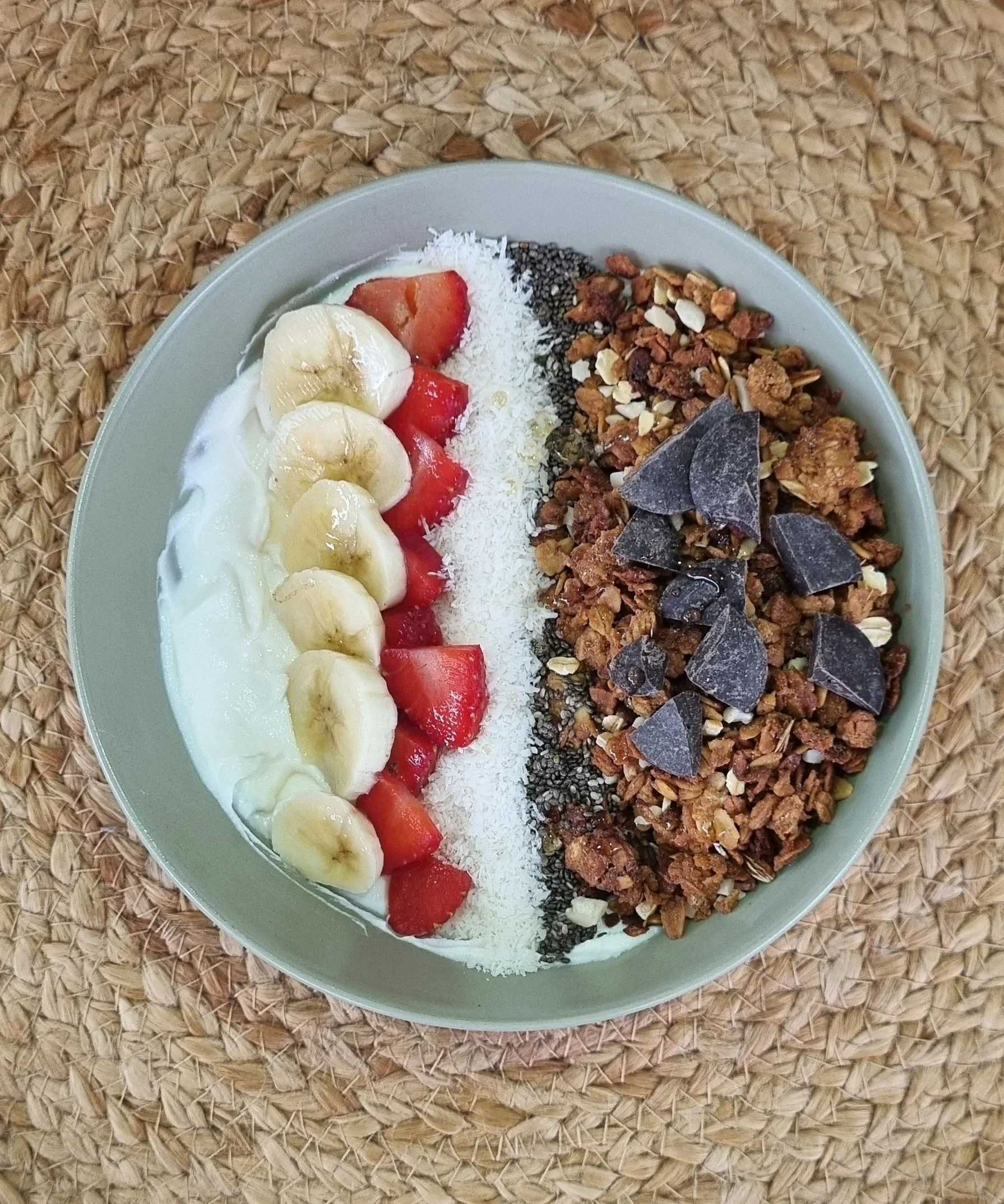 ÇİLEK MUZ ÇİKOLATALI FİT BOWL ( Muz, Çilek, seçeceğiniz yoğurt, çikolatalı granola, chia tohumu, yulaf ezmesi, Antep fıstığı, Hindistan cevizi )