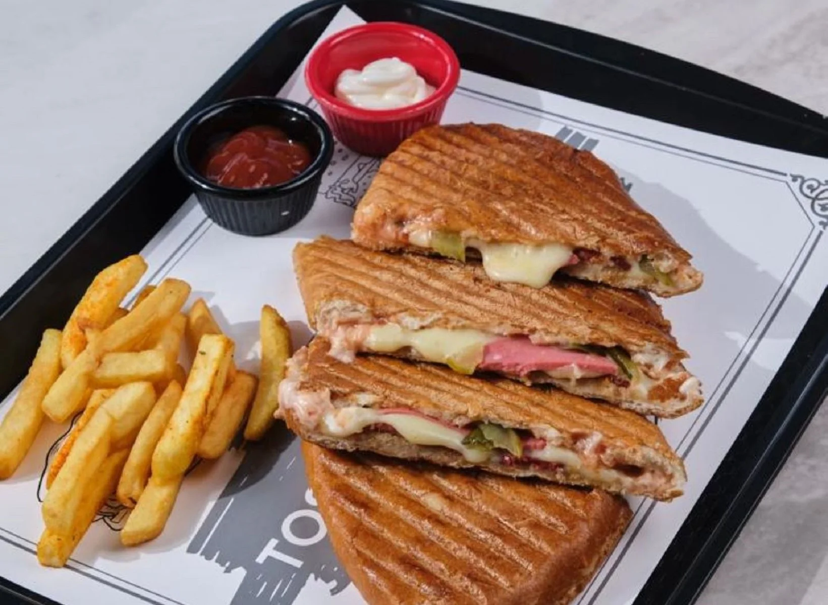 TAKSİM BOMBA LÜKS TOST MENÜ 1 ( Taksim Bomba Tost (Yarım ekmek arasına; kasap sucuk, sosis, salam, çift kat kaşar peyniri, domates salçası) + Patates kızartması + Ayran (17 cl.)