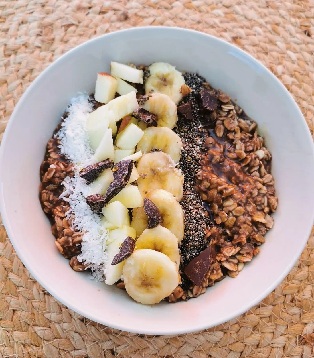 MUZLU ÇİKOLATALI FİT BOWL ( Muz, seçeceğiniz yoğurt, çikolatalı granola, chia tohumu, yulaf ezmesi, Antep fıstığı, Hindistan cevizi )
