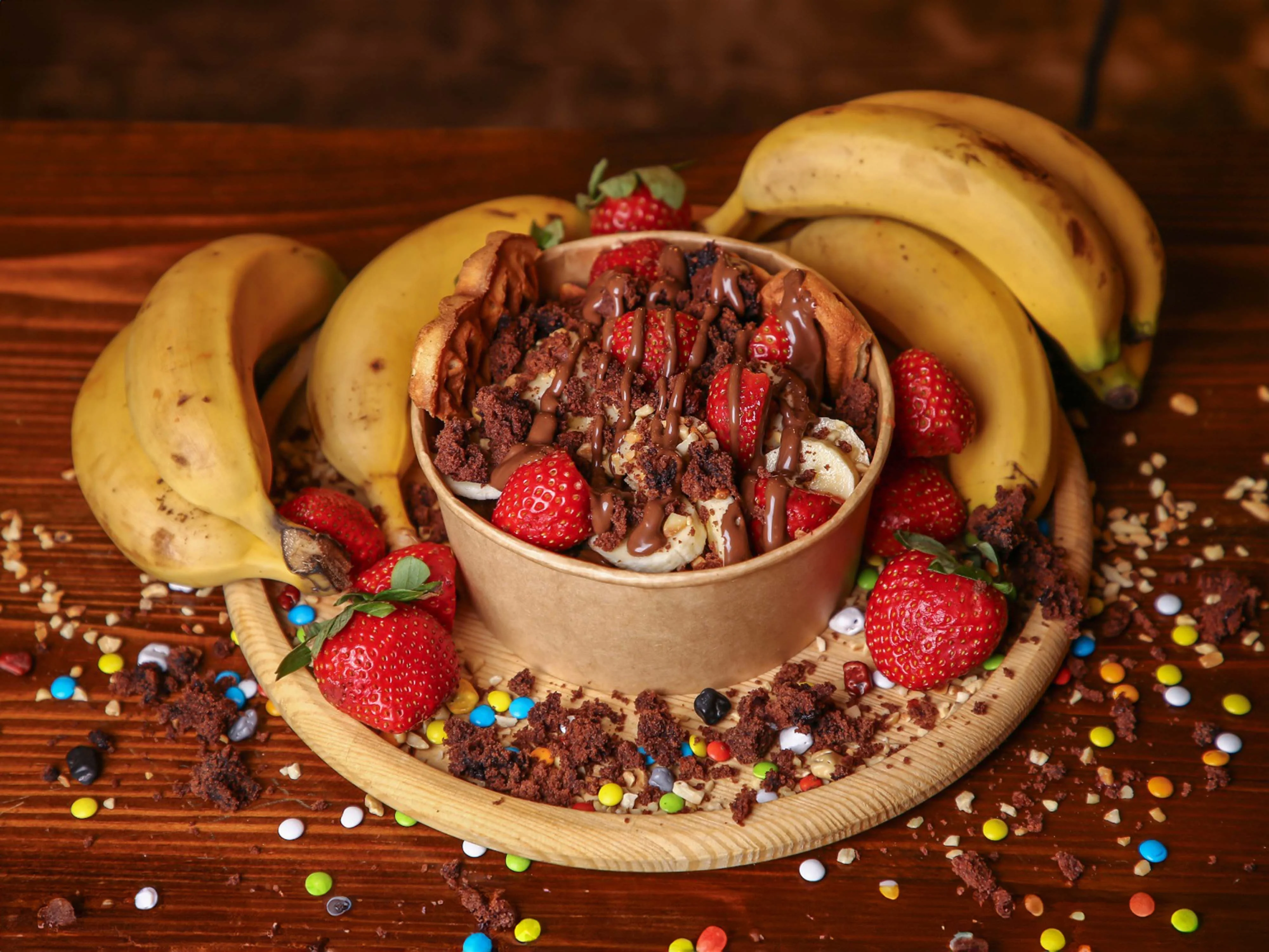 MEYVE ŞÖLENİ BOWL ( Çilek, muz, kivi, yaban mersini, özel ekmek parçacıkları, sütlü çikolata, fındık