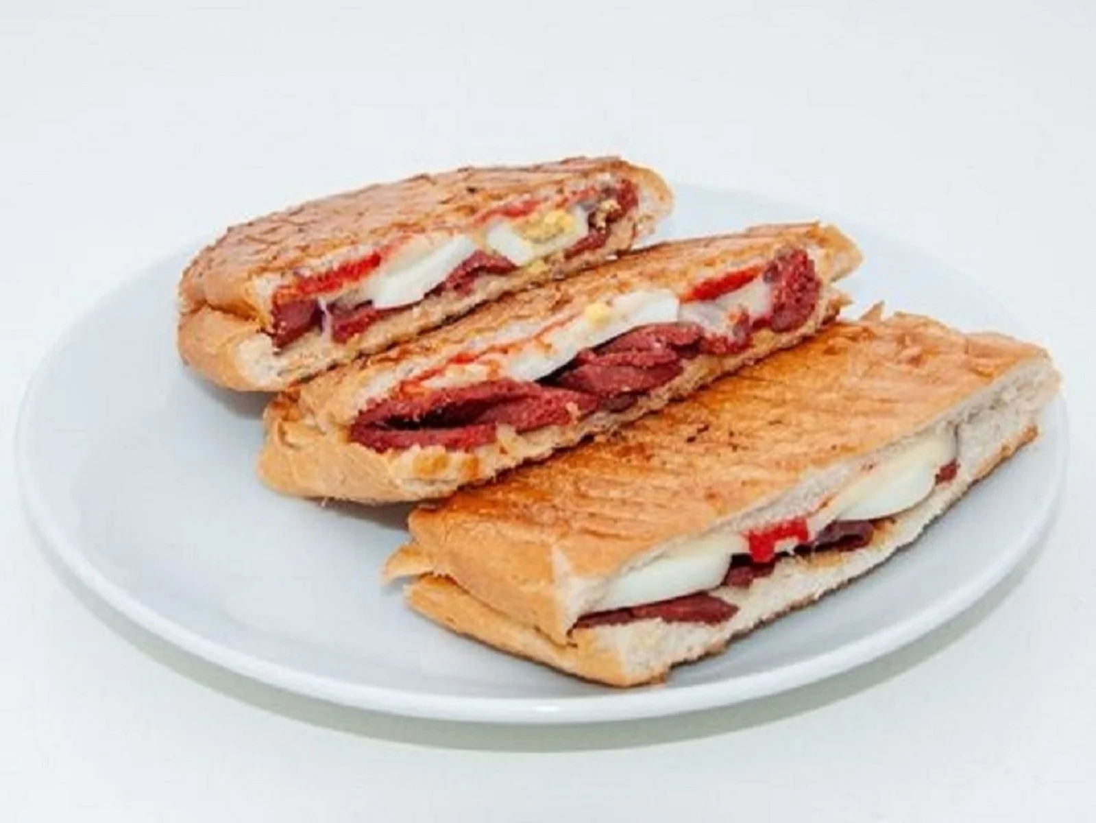 3/4 YUMURTALI BEYAZ PEYNİRLİ TOST ( 3 çeyrek ekmek arasına; kasap dana sucuk, yumurta, domates salçası, beyaz peynir )