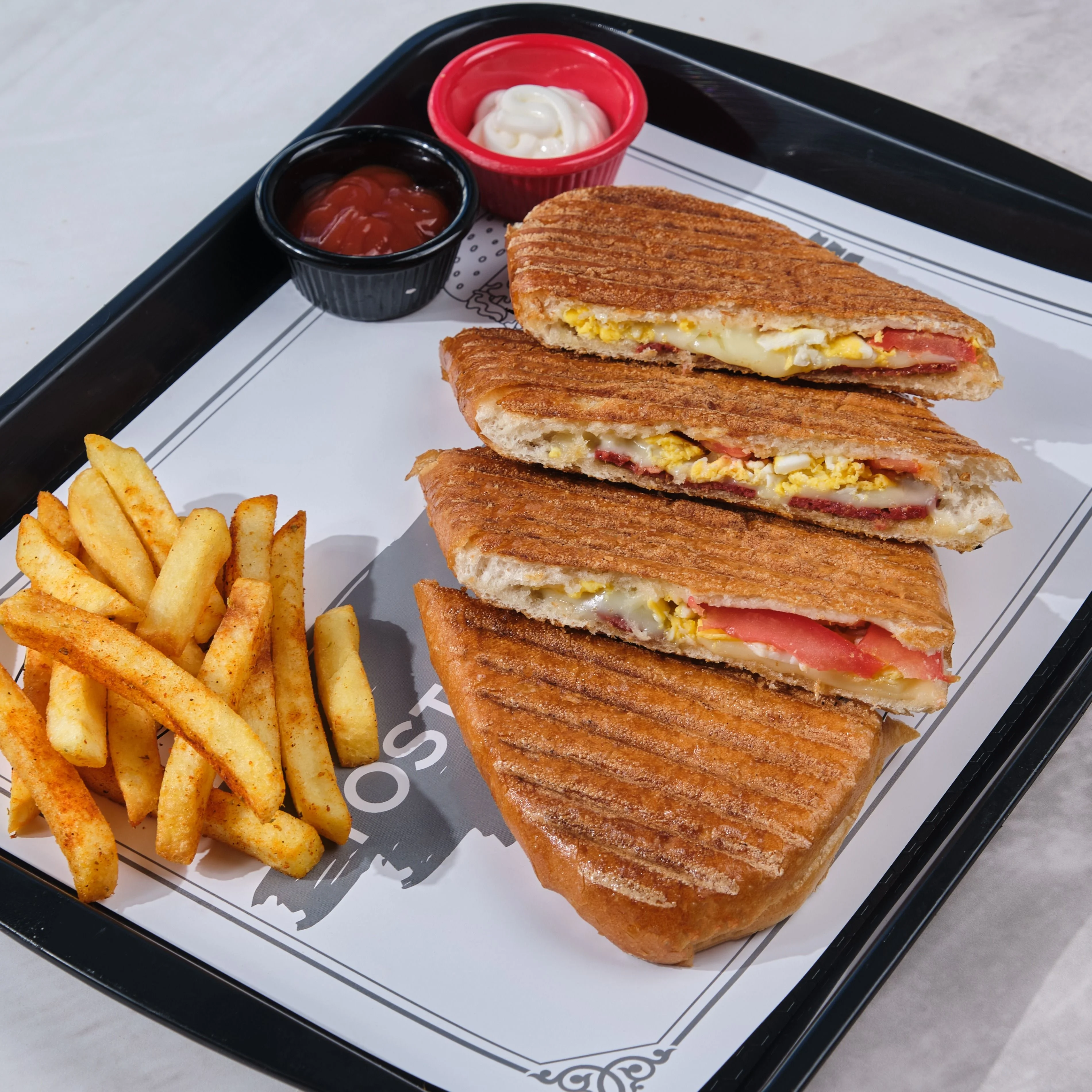 TAKSİM BOMBA LÜKS TOST MENÜ 2 ( Taksim Bomba Tost (Yarım ekmek arasına; kasap sucuk, sosis, salam, çift kat beyaz peynir, domates salçası, patates kızartması) + Ayran (17 cl.)