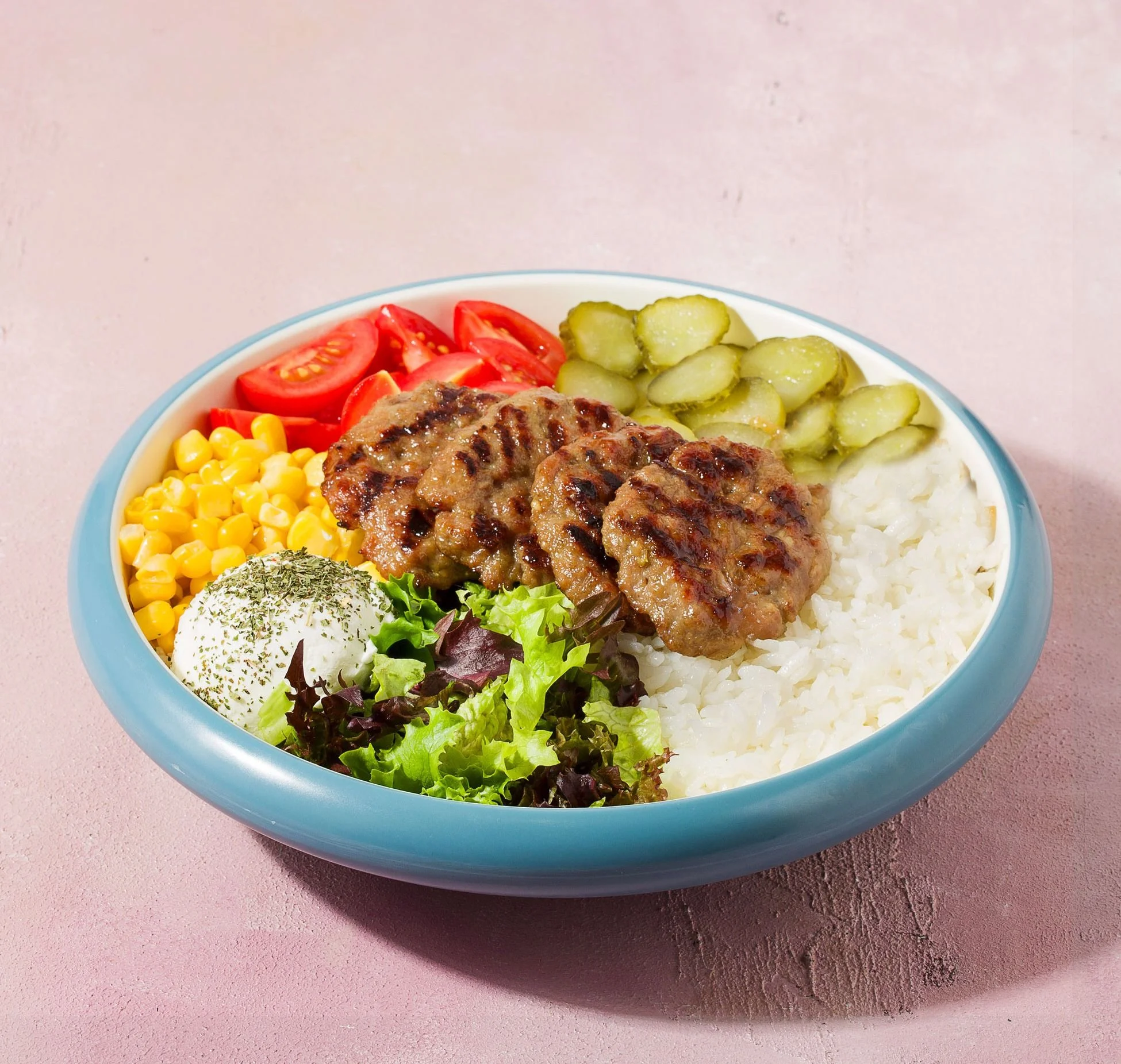 KASAP KÖFTE BOWL ( Kasap dana köfte, basmati pirinç, iceberg marul, cherry domates, salatalık, havuç,  salatalık turşusu, mısır, mor lahana, jalapeno biberi )