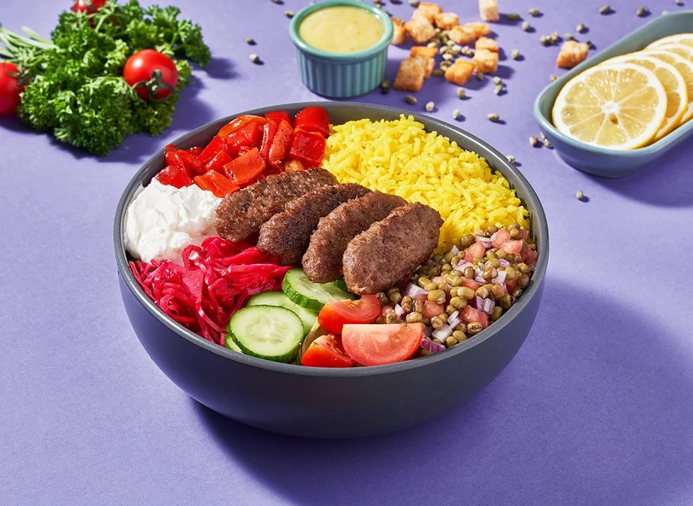 AKÇAABAT KÖFTE BOWL ( Akçaabat dana köfte, basmati pirinç, iceberg marul, cherry domates, salatalık, havuç,  salatalık turşusu, mısır, mor lahana, jalapeno biberi )