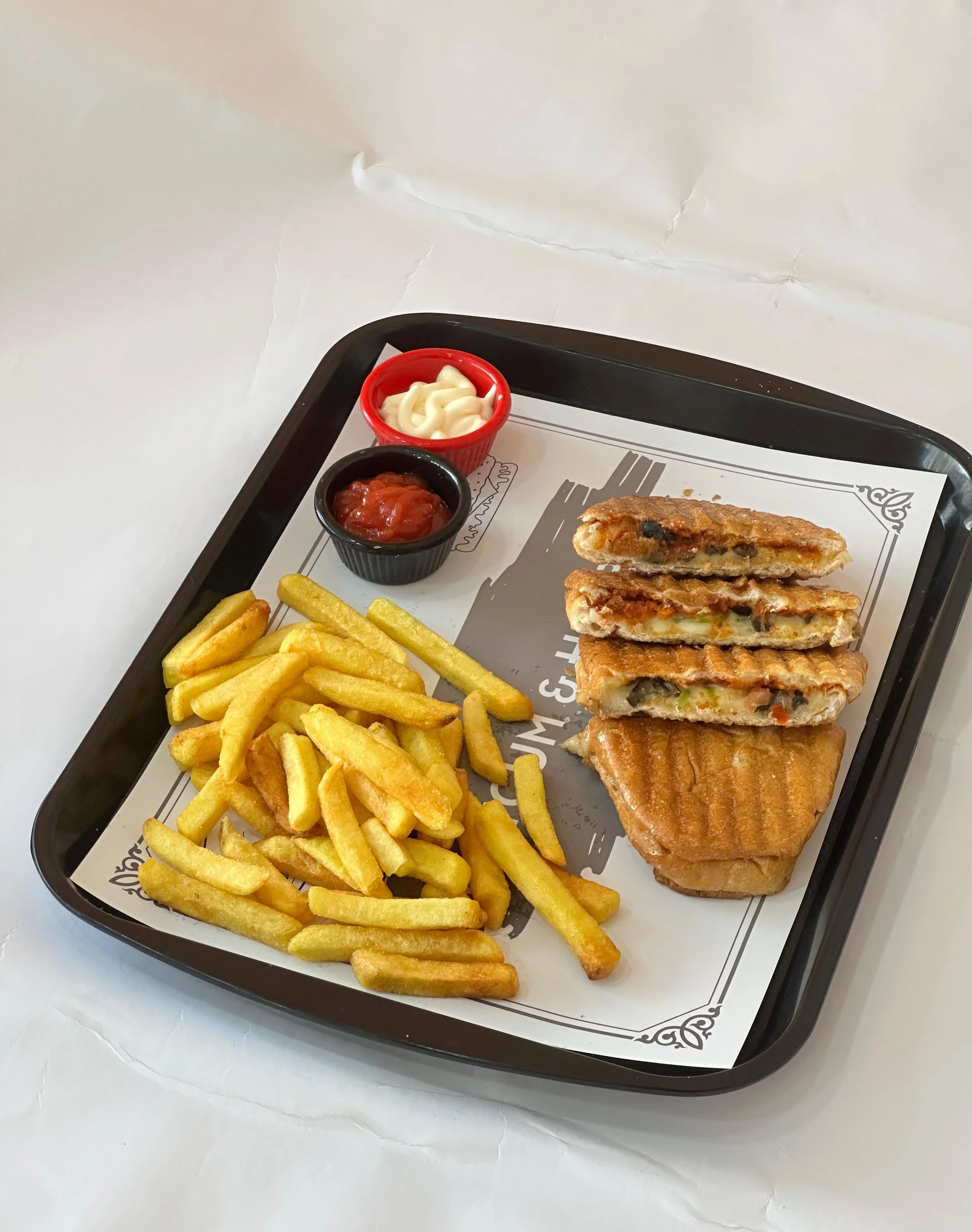 TAKSİM BOMBA LÜKS TOST MENÜ 4 Taksim Bomba (Yarım ekmek arasına; kasap sucuk, sosis, salam, yumurta, beyaz peynir, domates salçası) + Patates kızartması + Ayran (17 cl.)